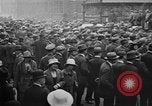 Standbild Arbeitnehmer treffen London England Vereinigtes Königreich, 1922, aus Sekunde 10 historischem Filmmaterial Videoclip 65675068680