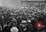 Standbild Arbeitnehmer treffen London England Vereinigtes Königreich, 1922, aus Sekunde 11 historischem Filmmaterial Videoclip 65675068680