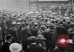 Standbild Arbeitnehmer treffen London England Vereinigtes Königreich, 1922, aus Sekunde 12 historischem Filmmaterial Videoclip 65675068680