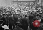 Standbild Arbeitnehmer treffen London England Vereinigtes Königreich, 1922, aus Sekunde 13 historischem Filmmaterial Videoclip 65675068680
