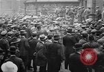 Standbild Arbeitnehmer treffen London England Vereinigtes Königreich, 1922, aus Sekunde 14 historischem Filmmaterial Videoclip 65675068680