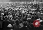 Standbild Arbeitnehmer treffen London England Vereinigtes Königreich, 1922, aus Sekunde 15 historischem Filmmaterial Videoclip 65675068680