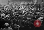 Standbild Arbeitnehmer treffen London England Vereinigtes Königreich, 1922, aus Sekunde 16 historischem Filmmaterial Videoclip 65675068680
