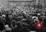 Standbild Arbeitnehmer treffen London England Vereinigtes Königreich, 1922, aus Sekunde 17 historischem Filmmaterial Videoclip 65675068680