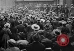 Standbild Arbeitnehmer treffen London England Vereinigtes Königreich, 1922, aus Sekunde 18 historischem Filmmaterial Videoclip 65675068680