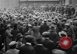 Standbild Arbeitnehmer treffen London England Vereinigtes Königreich, 1922, aus Sekunde 19 historischem Filmmaterial Videoclip 65675068680