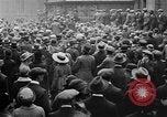 Standbild Arbeitnehmer treffen London England Vereinigtes Königreich, 1922, aus Sekunde 20 historischem Filmmaterial Videoclip 65675068680