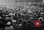 Standbild Arbeitnehmer treffen London England Vereinigtes Königreich, 1922, aus Sekunde 21 historischem Filmmaterial Videoclip 65675068680