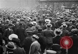 Standbild Arbeitnehmer treffen London England Vereinigtes Königreich, 1922, aus Sekunde 23 historischem Filmmaterial Videoclip 65675068680