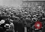 Standbild Arbeitnehmer treffen London England Vereinigtes Königreich, 1922, aus Sekunde 24 historischem Filmmaterial Videoclip 65675068680