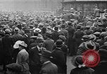 Standbild Arbeitnehmer treffen London England Vereinigtes Königreich, 1922, aus Sekunde 25 historischem Filmmaterial Videoclip 65675068680