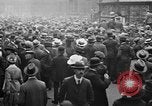 Standbild Arbeitnehmer treffen London England Vereinigtes Königreich, 1922, aus Sekunde 26 historischem Filmmaterial Videoclip 65675068680