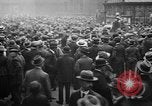Standbild Arbeitnehmer treffen London England Vereinigtes Königreich, 1922, aus Sekunde 27 historischem Filmmaterial Videoclip 65675068680