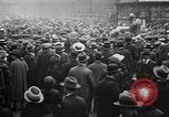 Standbild Arbeitnehmer treffen London England Vereinigtes Königreich, 1922, aus Sekunde 28 historischem Filmmaterial Videoclip 65675068680