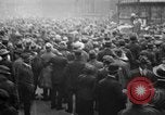 Standbild Arbeitnehmer treffen London England Vereinigtes Königreich, 1922, aus Sekunde 29 historischem Filmmaterial Videoclip 65675068680