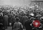 Standbild Arbeitnehmer treffen London England Vereinigtes Königreich, 1922, aus Sekunde 30 historischem Filmmaterial Videoclip 65675068680