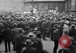 Standbild Arbeitnehmer treffen London England Vereinigtes Königreich, 1922, aus Sekunde 31 historischem Filmmaterial Videoclip 65675068680