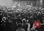 Standbild Arbeitnehmer treffen London England Vereinigtes Königreich, 1922, aus Sekunde 32 historischem Filmmaterial Videoclip 65675068680
