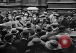 Standbild Arbeitnehmer treffen London England Vereinigtes Königreich, 1922, aus Sekunde 34 historischem Filmmaterial Videoclip 65675068680
