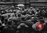 Standbild Arbeitnehmer treffen London England Vereinigtes Königreich, 1922, aus Sekunde 35 historischem Filmmaterial Videoclip 65675068680