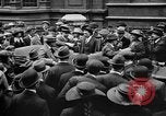 Standbild Arbeitnehmer treffen London England Vereinigtes Königreich, 1922, aus Sekunde 36 historischem Filmmaterial Videoclip 65675068680