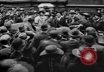 Standbild Arbeitnehmer treffen London England Vereinigtes Königreich, 1922, aus Sekunde 37 historischem Filmmaterial Videoclip 65675068680