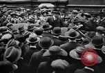 Standbild Arbeitnehmer treffen London England Vereinigtes Königreich, 1922, aus Sekunde 38 historischem Filmmaterial Videoclip 65675068680