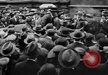 Standbild Arbeitnehmer treffen London England Vereinigtes Königreich, 1922, aus Sekunde 39 historischem Filmmaterial Videoclip 65675068680