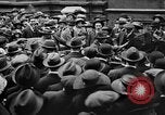 Standbild Arbeitnehmer treffen London England Vereinigtes Königreich, 1922, aus Sekunde 40 historischem Filmmaterial Videoclip 65675068680