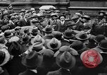 Standbild Arbeitnehmer treffen London England Vereinigtes Königreich, 1922, aus Sekunde 41 historischem Filmmaterial Videoclip 65675068680