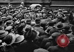Standbild Arbeitnehmer treffen London England Vereinigtes Königreich, 1922, aus Sekunde 42 historischem Filmmaterial Videoclip 65675068680