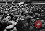 Standbild Arbeitnehmer treffen London England Vereinigtes Königreich, 1922, aus Sekunde 43 historischem Filmmaterial Videoclip 65675068680