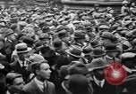 Standbild Arbeitnehmer treffen London England Vereinigtes Königreich, 1922, aus Sekunde 44 historischem Filmmaterial Videoclip 65675068680