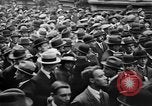 Standbild Arbeitnehmer treffen London England Vereinigtes Königreich, 1922, aus Sekunde 45 historischem Filmmaterial Videoclip 65675068680