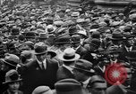 Standbild Arbeitnehmer treffen London England Vereinigtes Königreich, 1922, aus Sekunde 46 historischem Filmmaterial Videoclip 65675068680