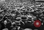 Standbild Arbeitnehmer treffen London England Vereinigtes Königreich, 1922, aus Sekunde 47 historischem Filmmaterial Videoclip 65675068680