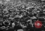 Standbild Arbeitnehmer treffen London England Vereinigtes Königreich, 1922, aus Sekunde 48 historischem Filmmaterial Videoclip 65675068680