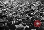 Standbild Arbeitnehmer treffen London England Vereinigtes Königreich, 1922, aus Sekunde 49 historischem Filmmaterial Videoclip 65675068680