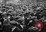 Standbild Arbeitnehmer treffen London England Vereinigtes Königreich, 1922, aus Sekunde 50 historischem Filmmaterial Videoclip 65675068680