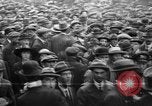 Standbild Arbeitnehmer treffen London England Vereinigtes Königreich, 1922, aus Sekunde 52 historischem Filmmaterial Videoclip 65675068680