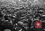 Standbild Arbeitnehmer treffen London England Vereinigtes Königreich, 1922, aus Sekunde 53 historischem Filmmaterial Videoclip 65675068680