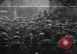 Standbild Arbeitnehmer treffen London England Vereinigtes Königreich, 1922, aus Sekunde 54 historischem Filmmaterial Videoclip 65675068680