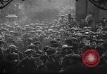 Standbild Arbeitnehmer treffen London England Vereinigtes Königreich, 1922, aus Sekunde 55 historischem Filmmaterial Videoclip 65675068680