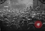 Standbild Arbeitnehmer treffen London England Vereinigtes Königreich, 1922, aus Sekunde 56 historischem Filmmaterial Videoclip 65675068680