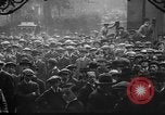 Standbild Arbeitnehmer treffen London England Vereinigtes Königreich, 1922, aus Sekunde 57 historischem Filmmaterial Videoclip 65675068680
