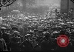 Standbild Arbeitnehmer treffen London England Vereinigtes Königreich, 1922, aus Sekunde 58 historischem Filmmaterial Videoclip 65675068680