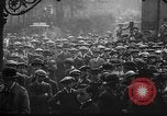 Standbild Arbeitnehmer treffen London England Vereinigtes Königreich, 1922, aus Sekunde 59 historischem Filmmaterial Videoclip 65675068680
