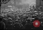 Standbild Arbeitnehmer treffen London England Vereinigtes Königreich, 1922, aus Sekunde 60 historischem Filmmaterial Videoclip 65675068680