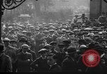 Standbild Arbeitnehmer treffen London England Vereinigtes Königreich, 1922, aus Sekunde 61 historischem Filmmaterial Videoclip 65675068680