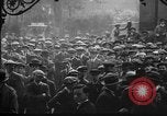 Standbild Arbeitnehmer treffen London England Vereinigtes Königreich, 1922, aus Sekunde 62 historischem Filmmaterial Videoclip 65675068680